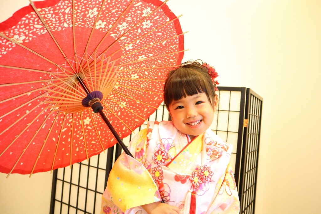 3歳七五三の女の子。和傘が重たくて、おっとっと。｜鈴鹿｜子供専門写真館スタジオバンビ｜