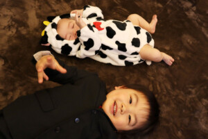 スタジオバンビ鈴鹿/お宮参り撮影の後、牛の着ぐるみを着て撮影しました。お兄ちゃんと撮影。疲れて眠たい・・・