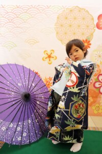 スタジオバンビ鈴鹿｜五歳男の子の七五三撮影｜紫の傘を背景に