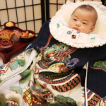鈴鹿市近郊ではお宮参りを3ヶ月で行われる方が大半です。そこでお食い初めのお膳を準備し、お宮参りとお食い初め両方の写真を撮影。 スタジオバンビ鈴鹿/お宮参り・お食い初め写真撮影。鈴鹿市近郊ではお宮参りを3ヶ月で行われる方が大半ですのでお宮参りとお食い初め両方の写真を撮影。